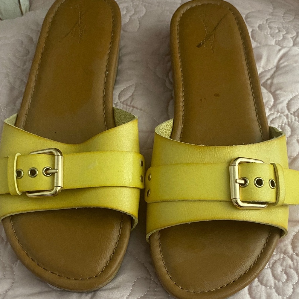 Universal Thread Yellow Buckle Slide Sandals